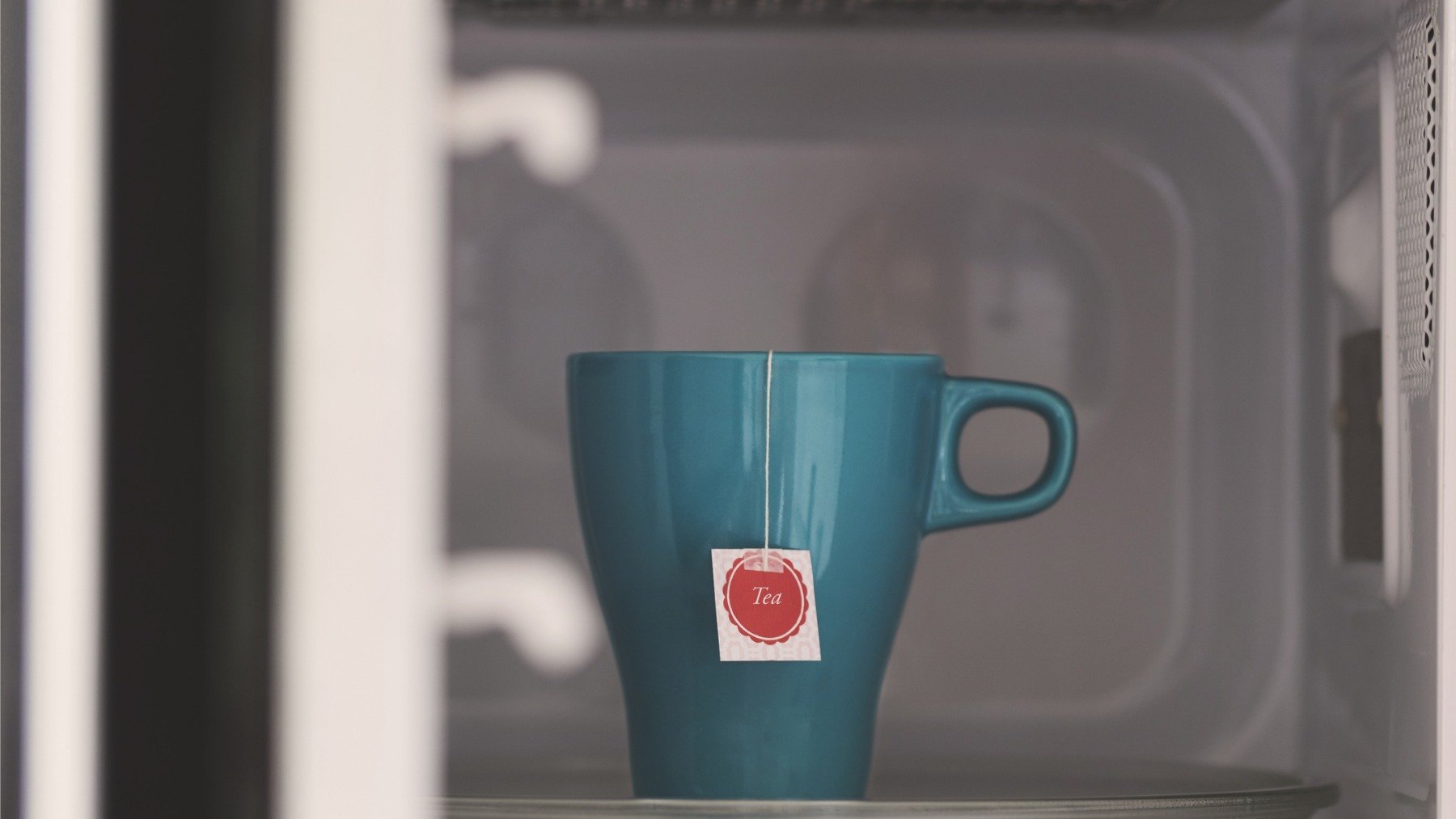 El truco del vaso de agua para descongelar los alimentos en el microondas