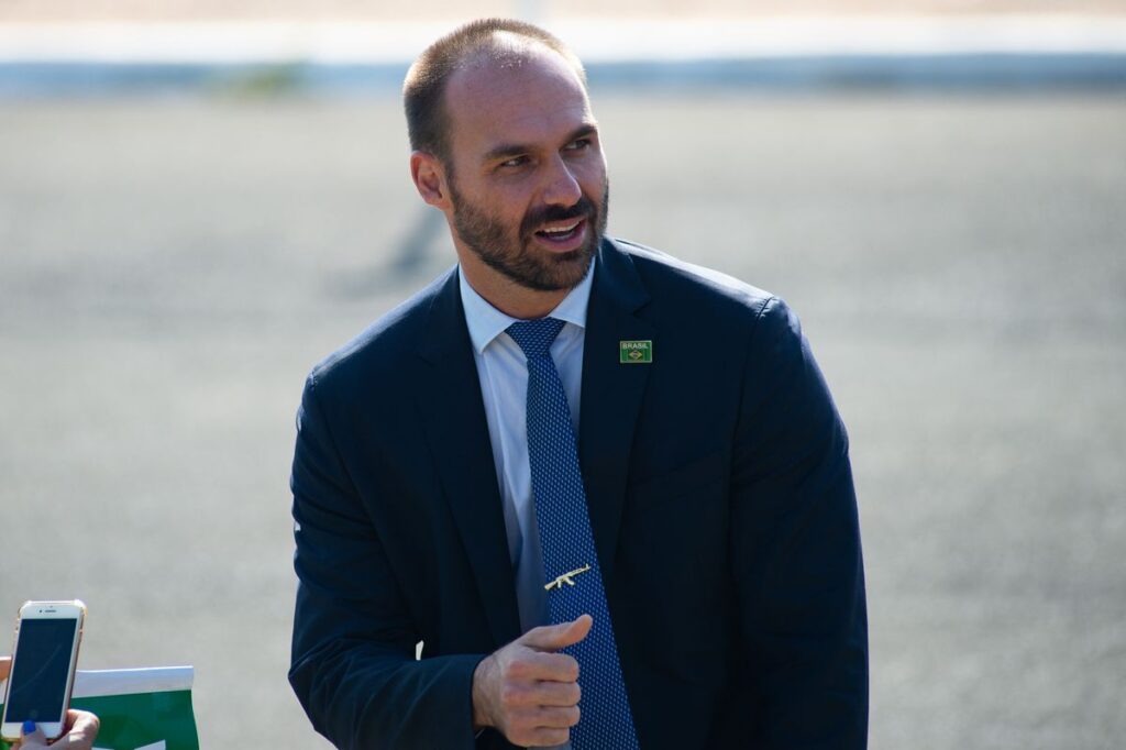 El último impulso de los Bolsonaro se juega en las redes sociales