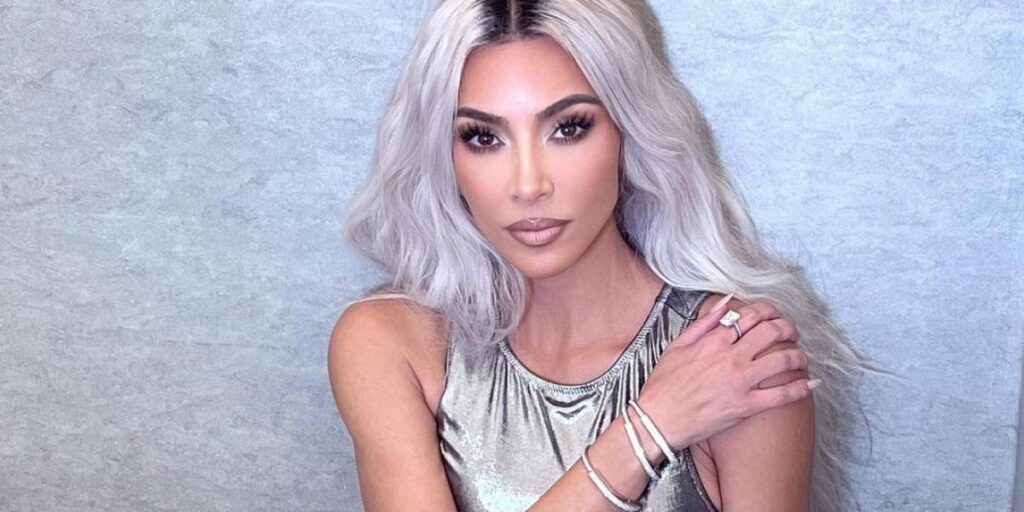 El vídeo del que todos hablan: ¿Se ha quitado Kim Kardashian sus prótesis del pecho?