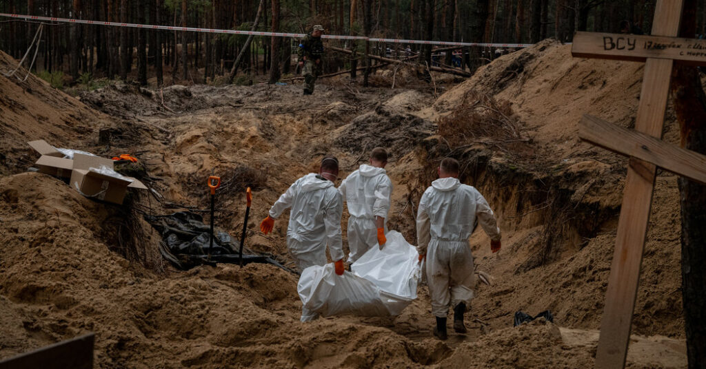 En la muñeca de un cadáver, un emblema de la fortaleza ucraniana