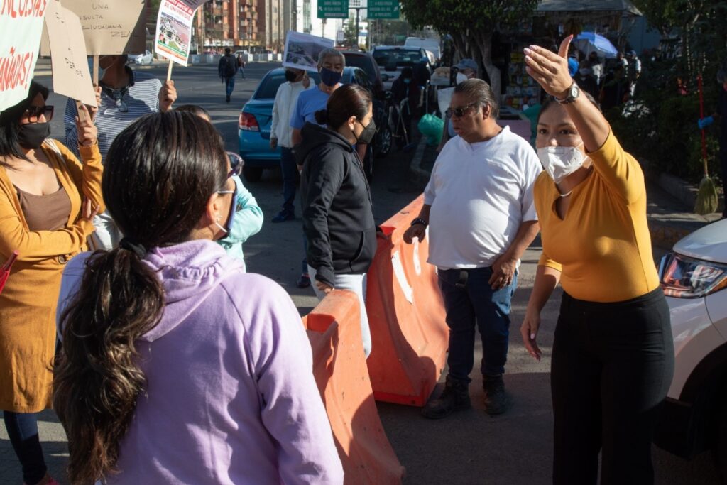 En medio de protestas abre el centro comercial Mítikah al sur de la CDMX