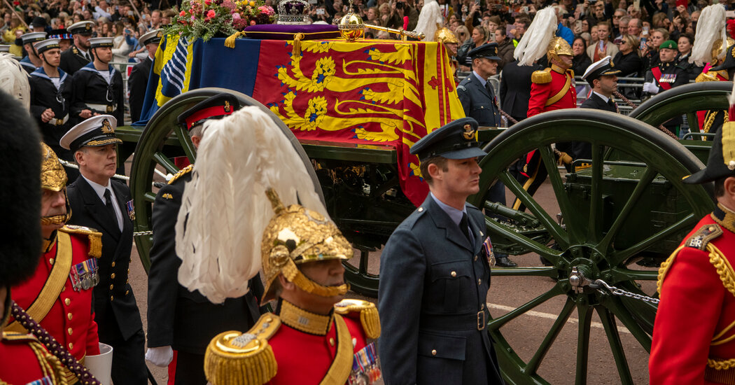 En parques y buzones de correo, multitudes se despiden de la reina Isabel II