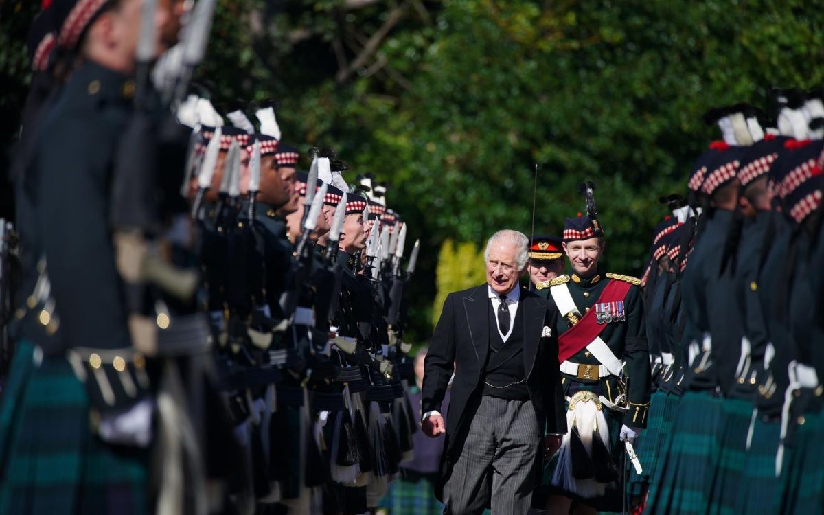 En su segundo día como rey, Carlos III despide a un centenar de trabajadores
