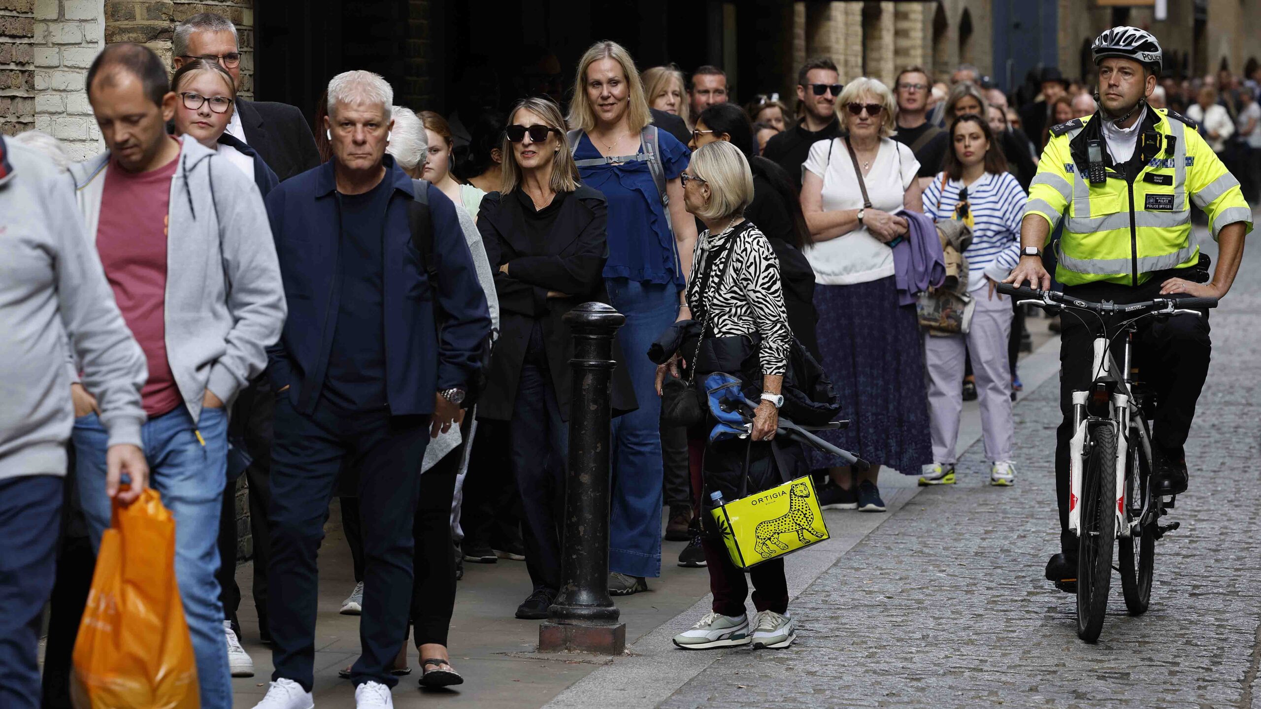 En video: miles hacen fila durante horas para despedir a la reina Isabel II en Londres