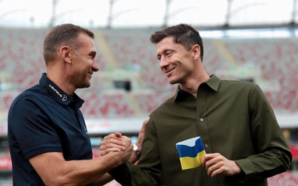 Entrega 'Sheva' un gafete con los colores de Ucrania a 'Lewangol' | Video