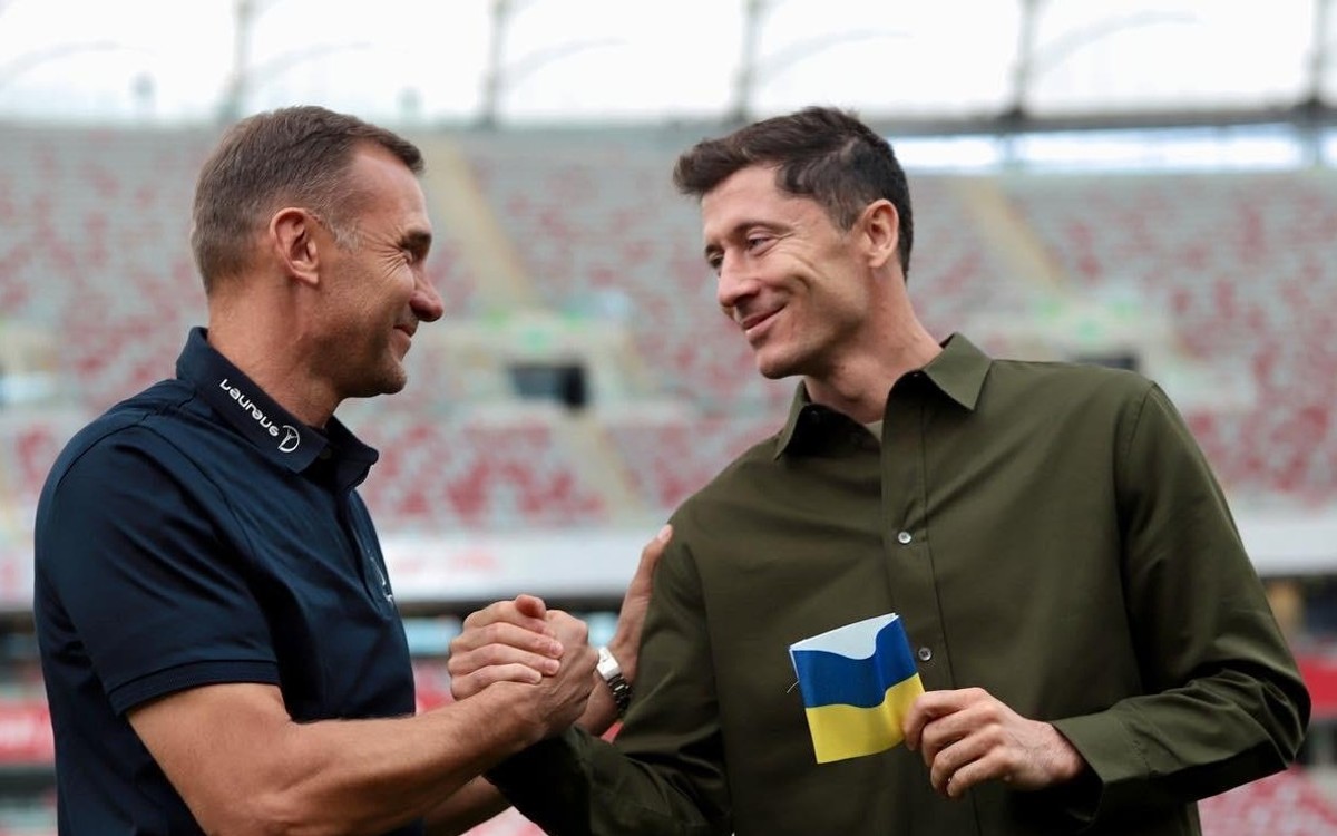 Entrega 'Sheva' un gafete con los colores de Ucrania a 'Lewangol' | Video