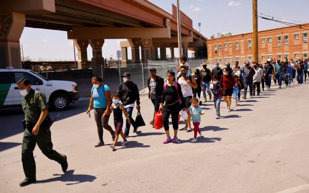 Escondidos en maletas y tanques de agua, migrantes buscan llegar a EU