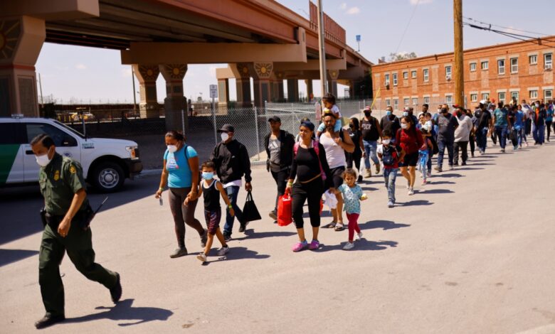 Escondidos en maletas y tanques de agua, migrantes buscan llegar a EU