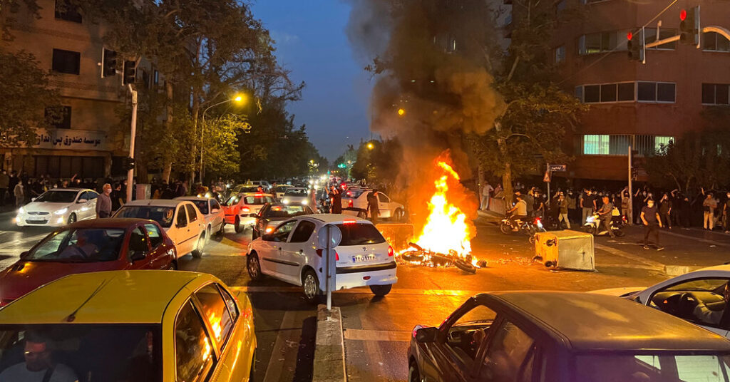 Estallan protestas en ciudades iraníes tras muerte de mujer bajo custodia