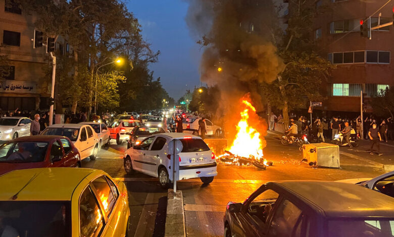 Estallan protestas en ciudades iraníes tras muerte de mujer bajo custodia