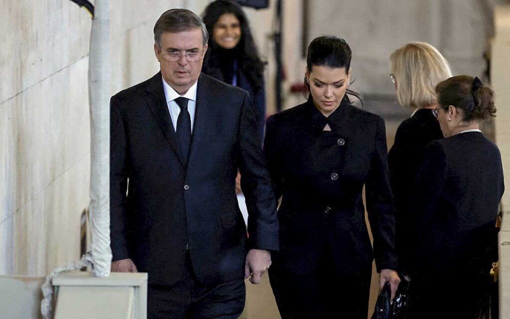 Esto escribió Ebrard en el libro de condolencias de Isabel II en Lancaster House