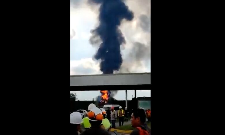 Excavadora provocó fuga de gas y explosión en ducto de Huimanguillo, Tabasco: Pemex | Videos