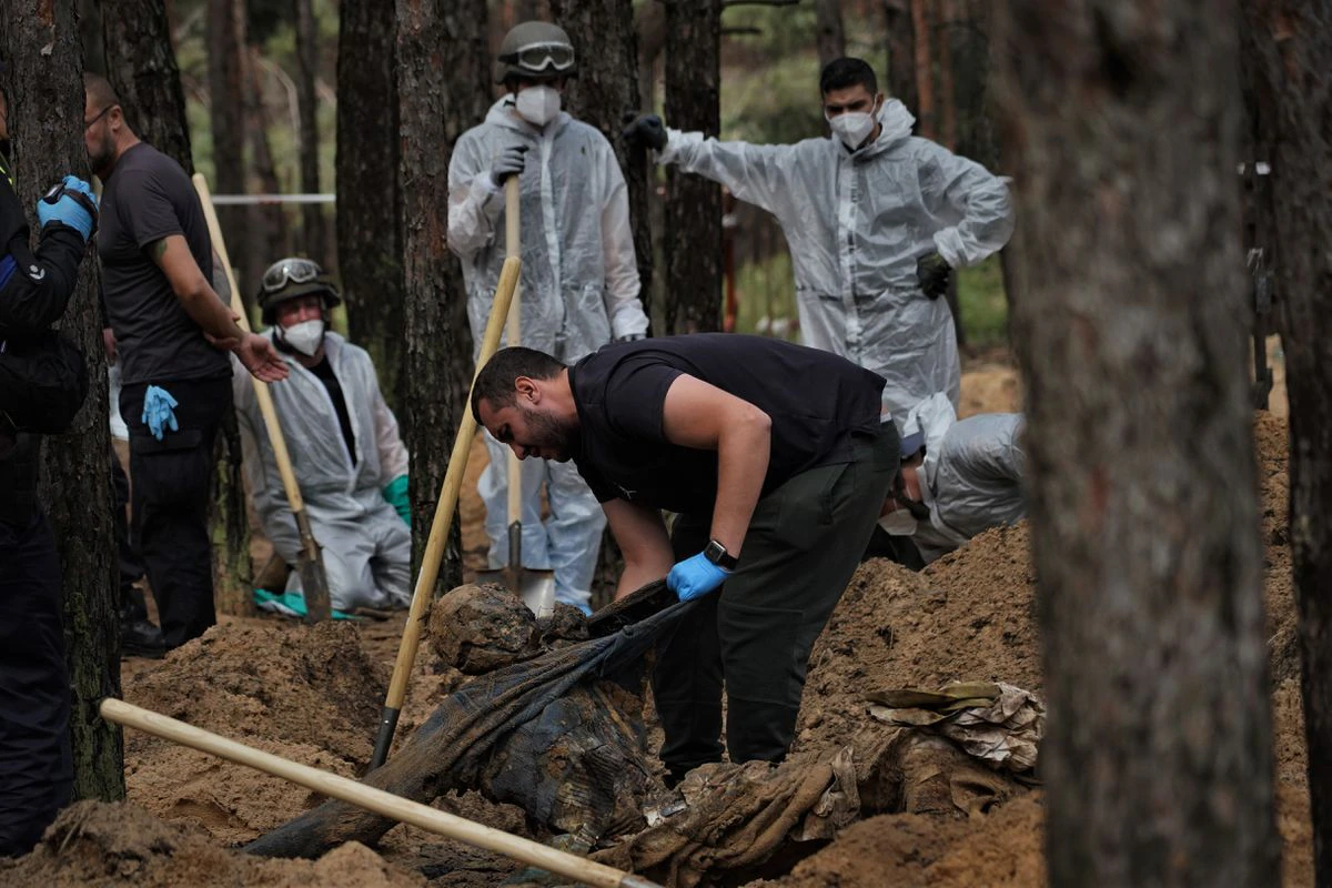 Exhumación en el infierno de Izium