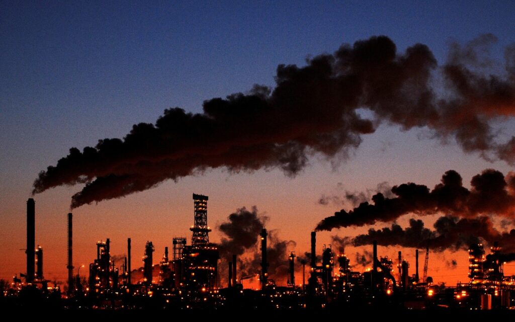 Explosión en refinería de petróleo en Canadá deja al menos 8 heridos