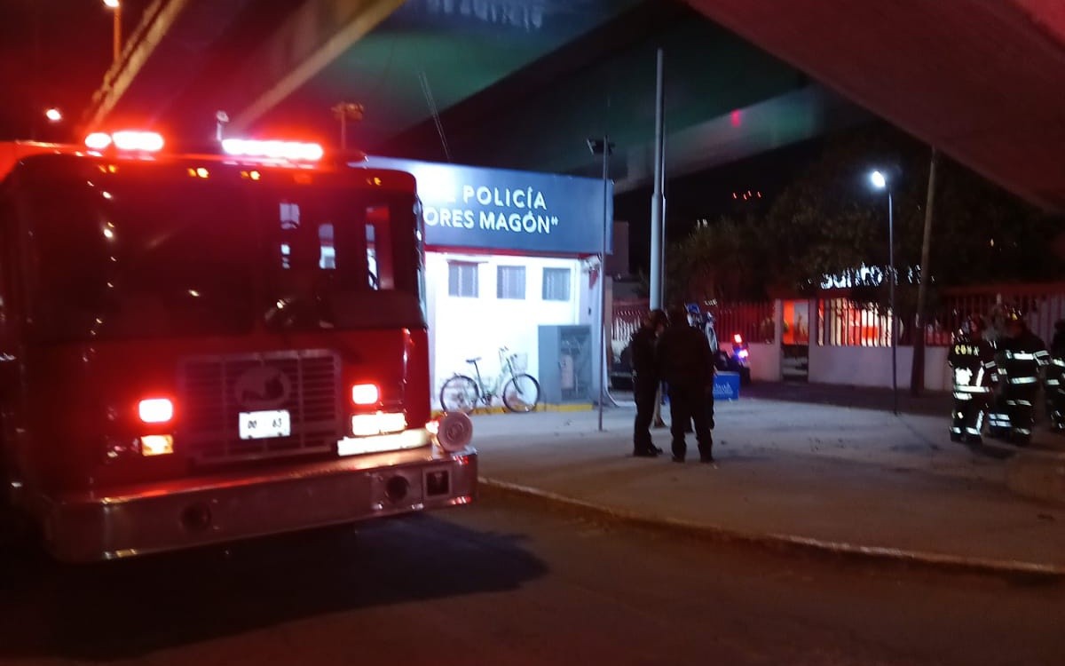 Explosión por 'artefacto casero' lesiona a dos uniformados en estación de policía en CDMX