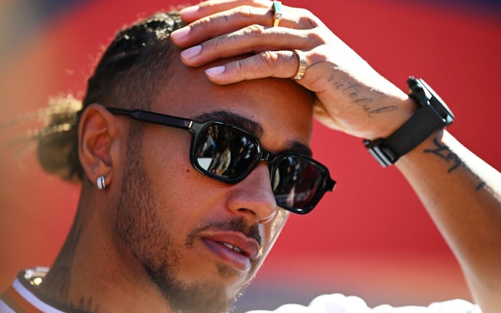 F1: Echa pestes Lewis Hamilton contra su equipo, luego se disculpa | Video