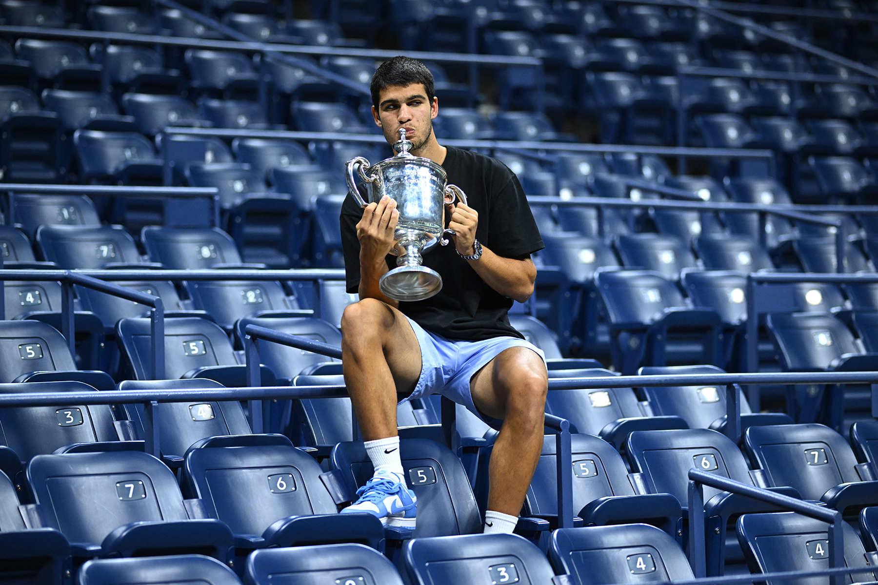 Carlos Alcaraz con un trofeo / Gtres
