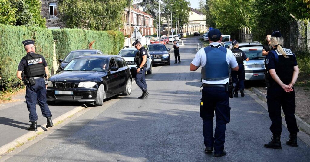 Francia expulsa a imán acusado de incitar al odio, reviviendo un espinoso debate
