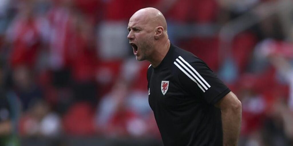 Gales renueva a su seleccionador, Robert Page