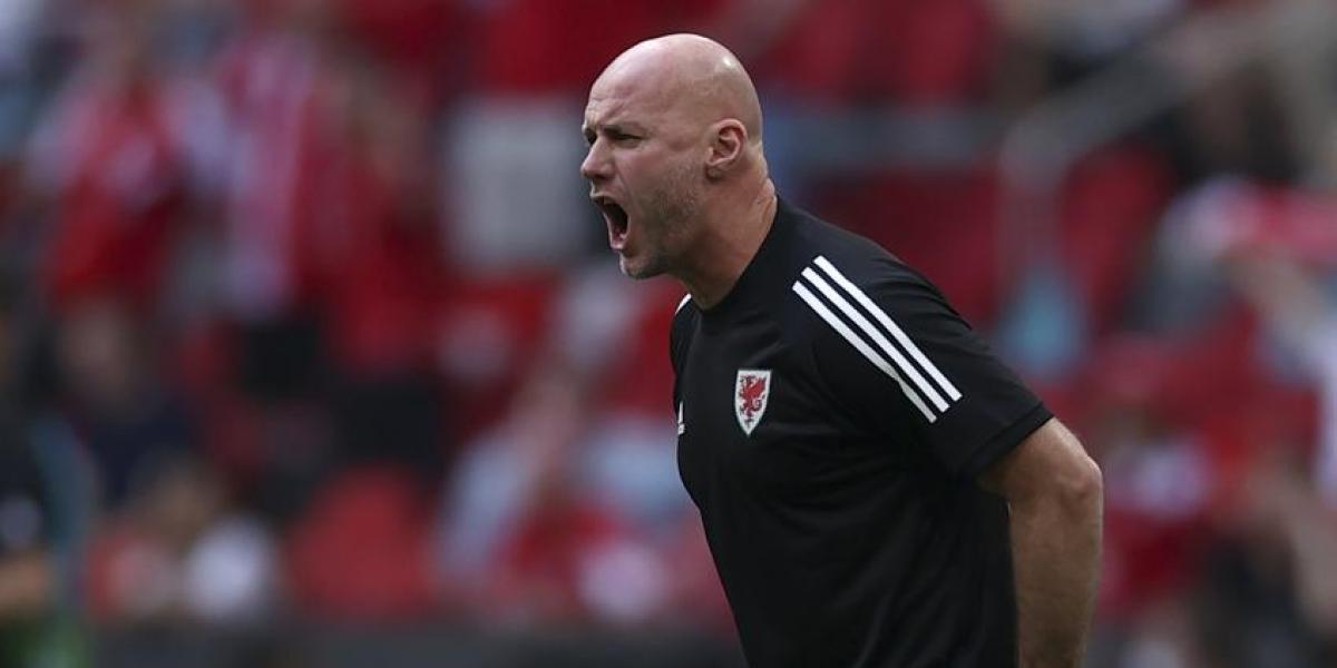 Gales renueva a su seleccionador, Robert Page