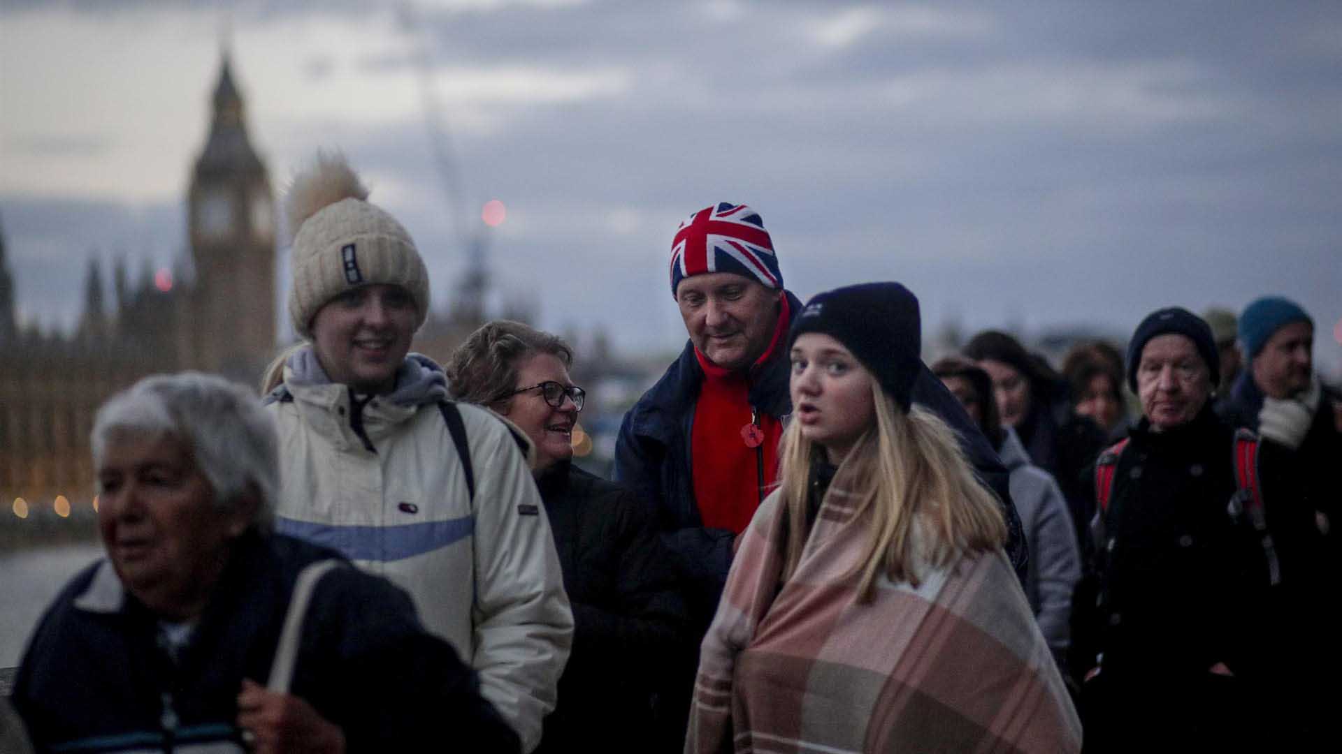 Gobierno británico pide a los ciudadanos no unirse a la fila para ver a Isabel II