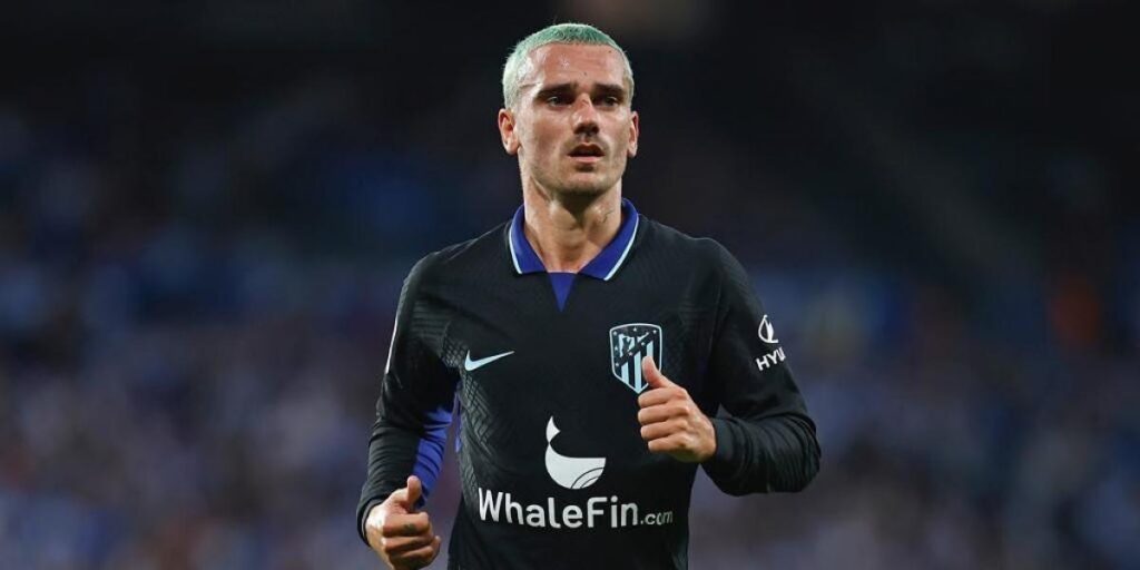 Griezmann se rinde a la enorme lona de Jessica Goicoechea en el centro de Madrid