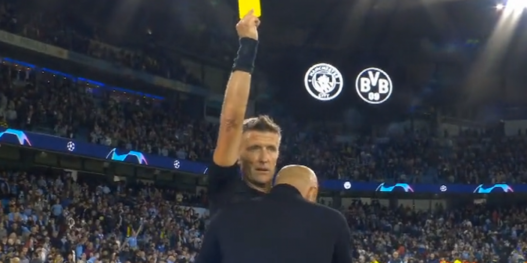 Guardiola se pone furioso con el árbitro...¡y luego le abraza!