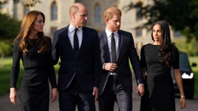 Harry y Meghan se unen a William y Kate, príncipes de Gales, frente al tributo a Isabel II en Windsor