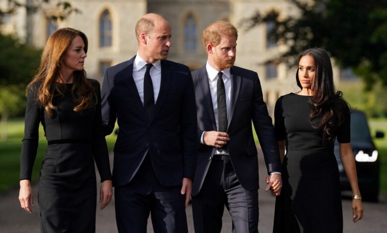 Harry y Meghan se unen a William y Kate, príncipes de Gales, frente al tributo a Isabel II en Windsor