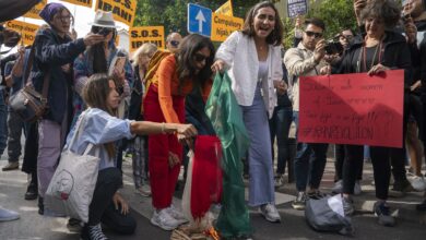 “Hermanas, estamos con vosotras”: asociaciones de mujeres reclaman el fin de la represión en Irán ante la Embajada en Madrid