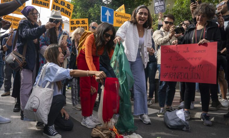 “Hermanas, estamos con vosotras”: asociaciones de mujeres reclaman el fin de la represión en Irán ante la Embajada en Madrid