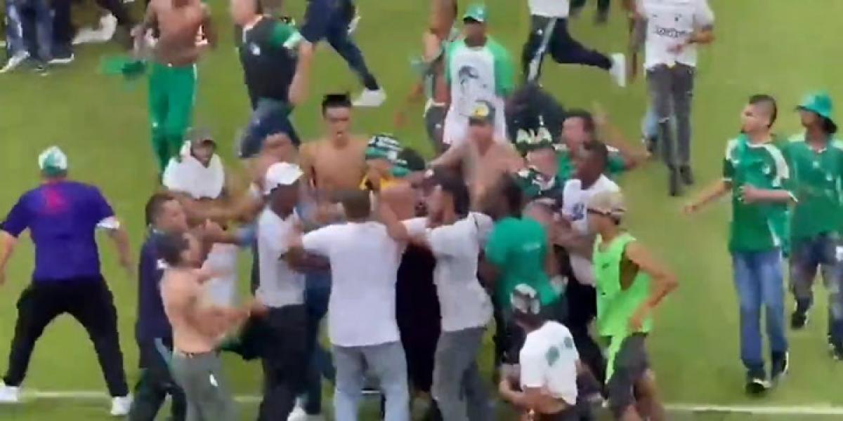 Hinchas del Deportivo Cali invaden el campo para agredir al entrenador