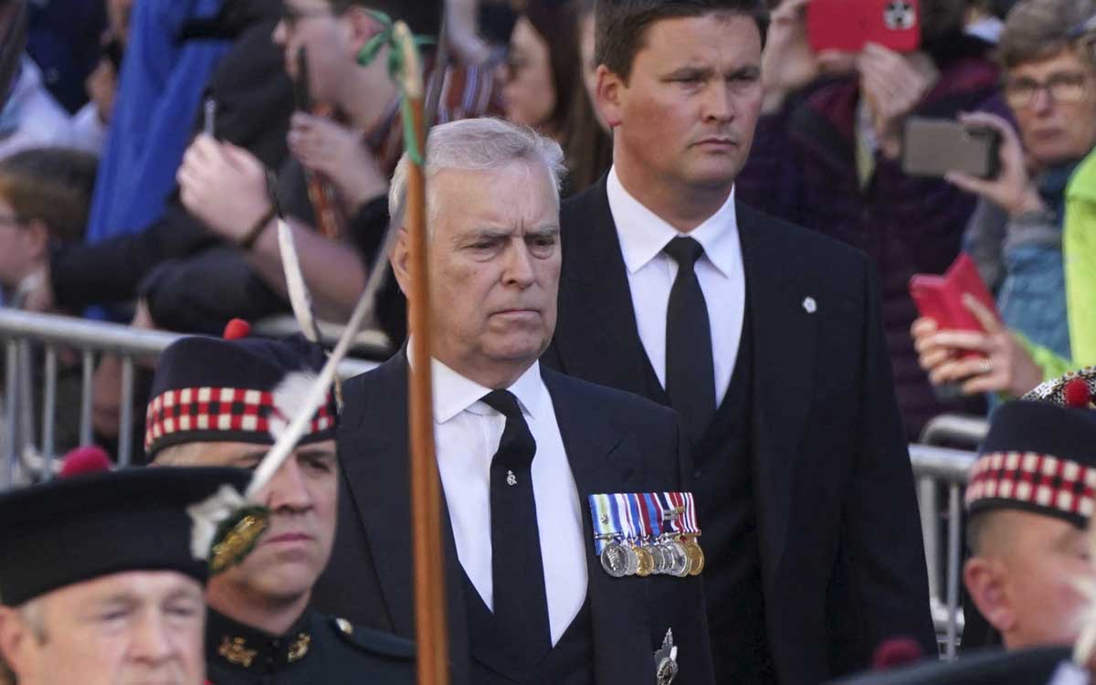 Hombre grita al príncipe Andrés durante la procesión de Isabel II: ‘¡eres un viejo enfermo!’ | Videos