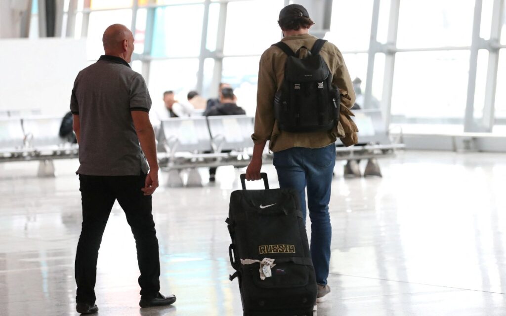 Hombres rusos huyen de su país tras movilización militar de Putin