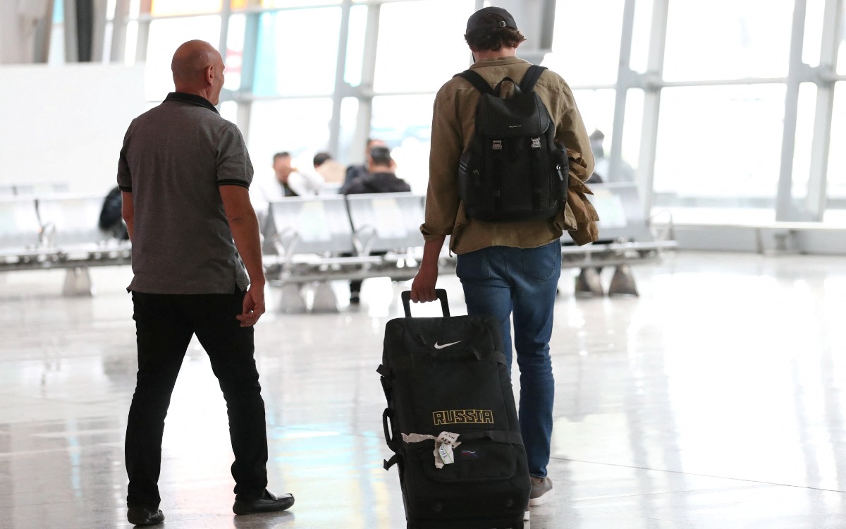 Hombres rusos huyen de su país tras movilización militar de Putin