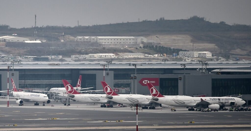 Hombres rusos, por temor al reclutamiento de Ucrania, buscan refugio en el extranjero