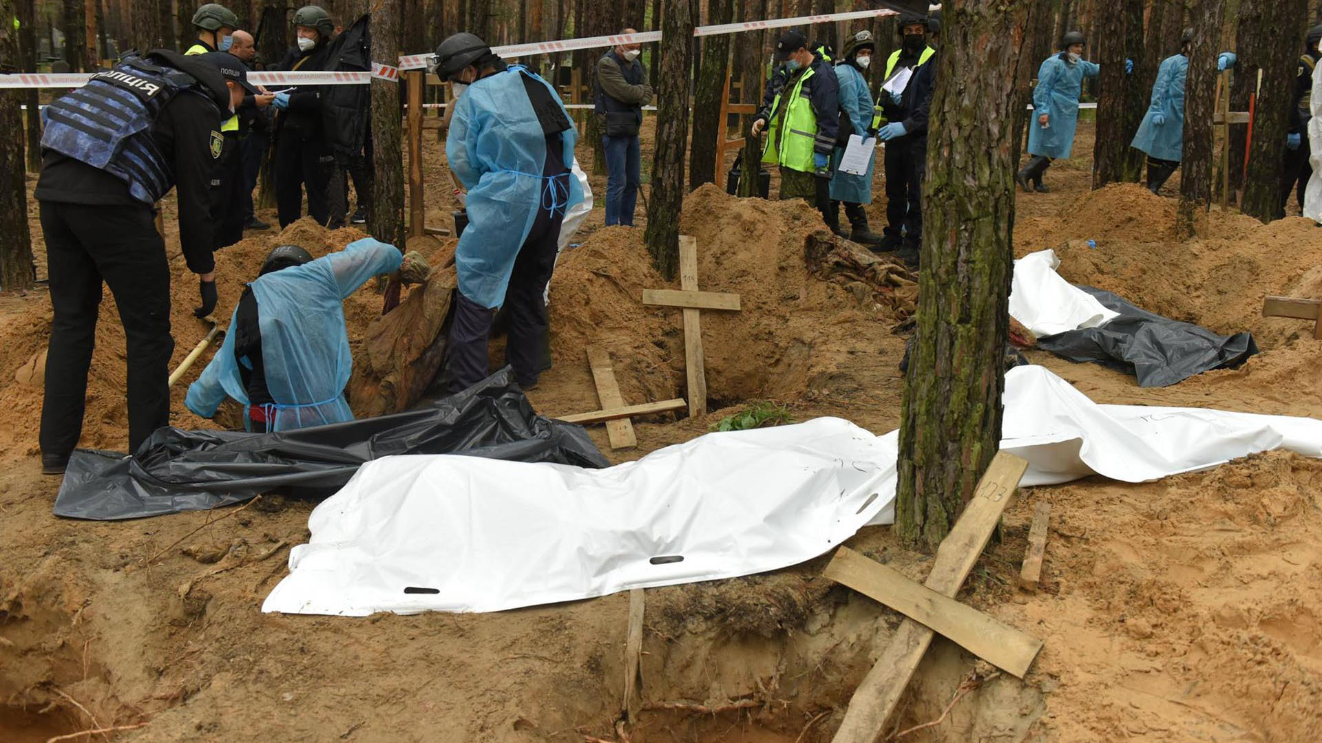 Horror en Ucrania: hallan cientos de soldados asesinados en una fosa y decenas de cámaras de torturas