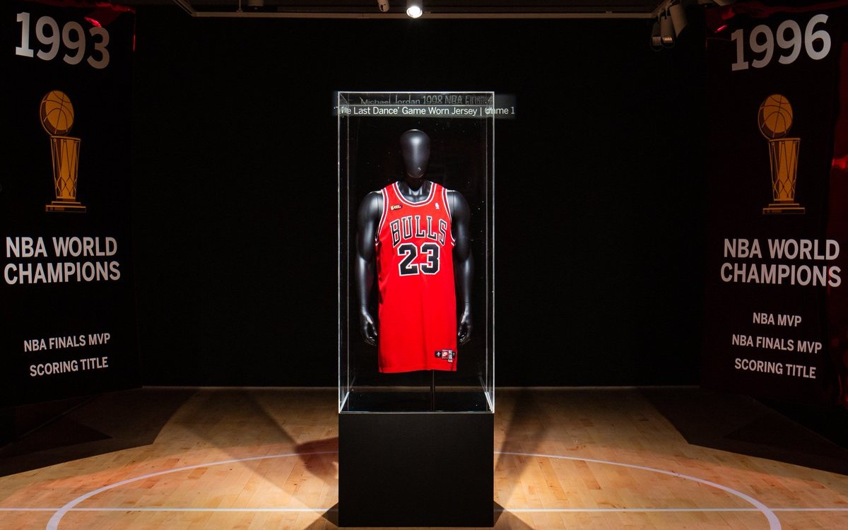 Impone jersey de Jordan récord en subasta: 10.1 millones de dólares | Video