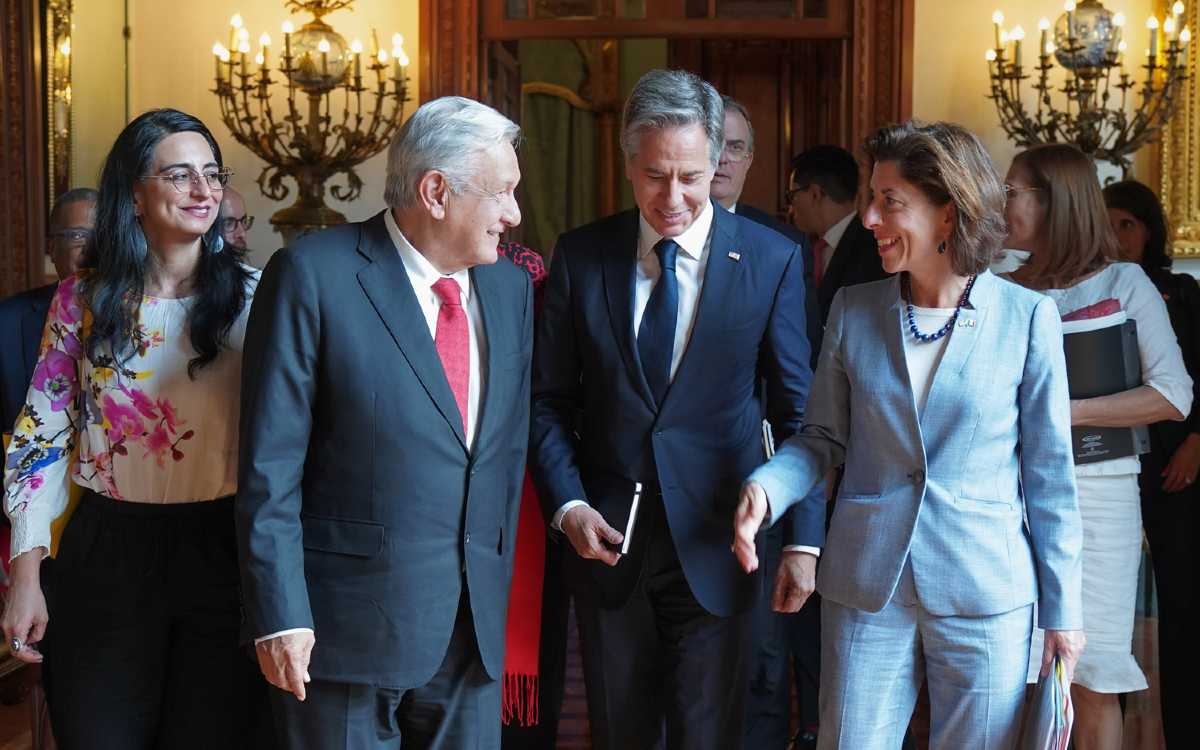 Invita Estados Unidos a México a industria de semiconductores y electromovilidad