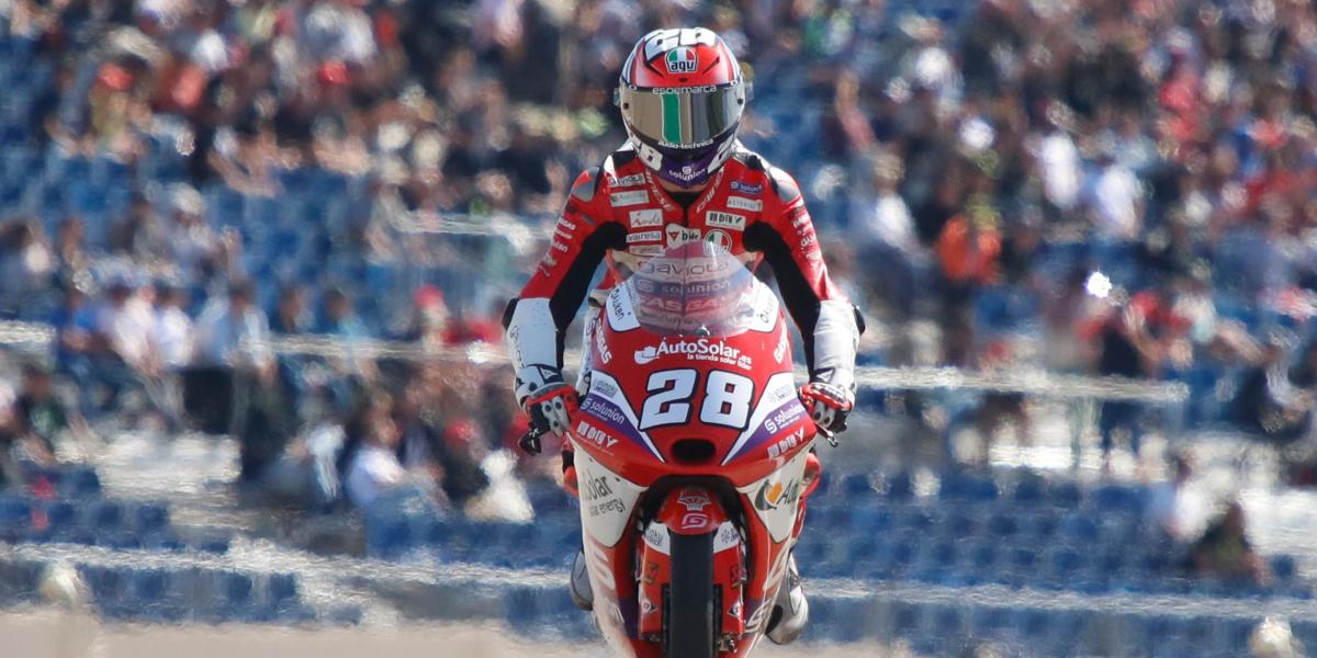 Izan Guevara estrena liderato con una victoria de cabo a rabo