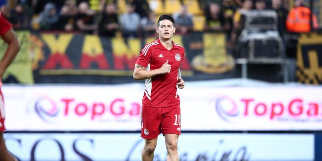 James debuta en Olympiacos con derrota