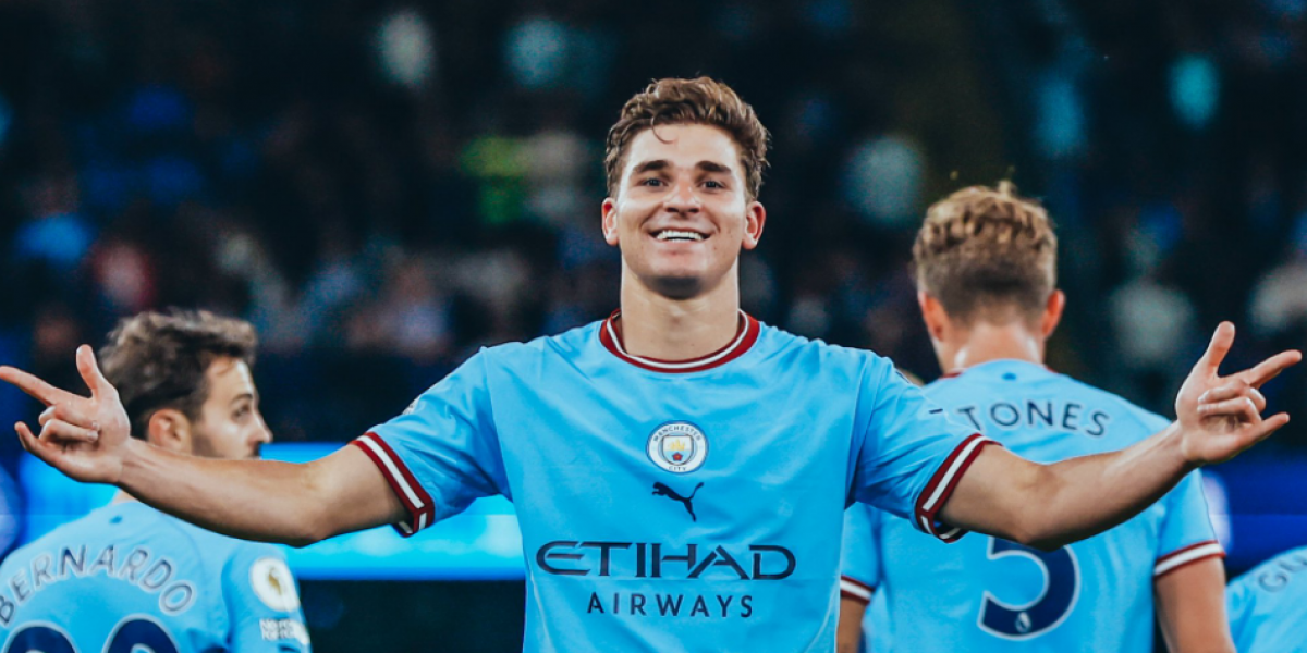 Julián Álvarez ya seduce en el Manchester City