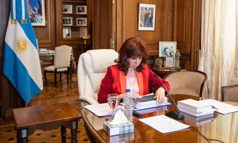 Kirchner denuncia que la justicia argentina da “licencia social” para atentar contra su vida