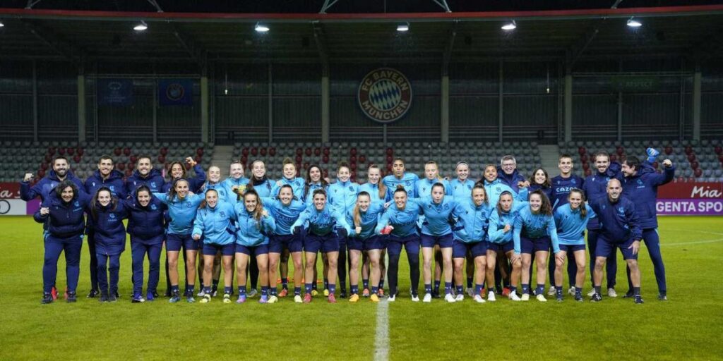La Real se entrena (y canta) en el campo del Bayern