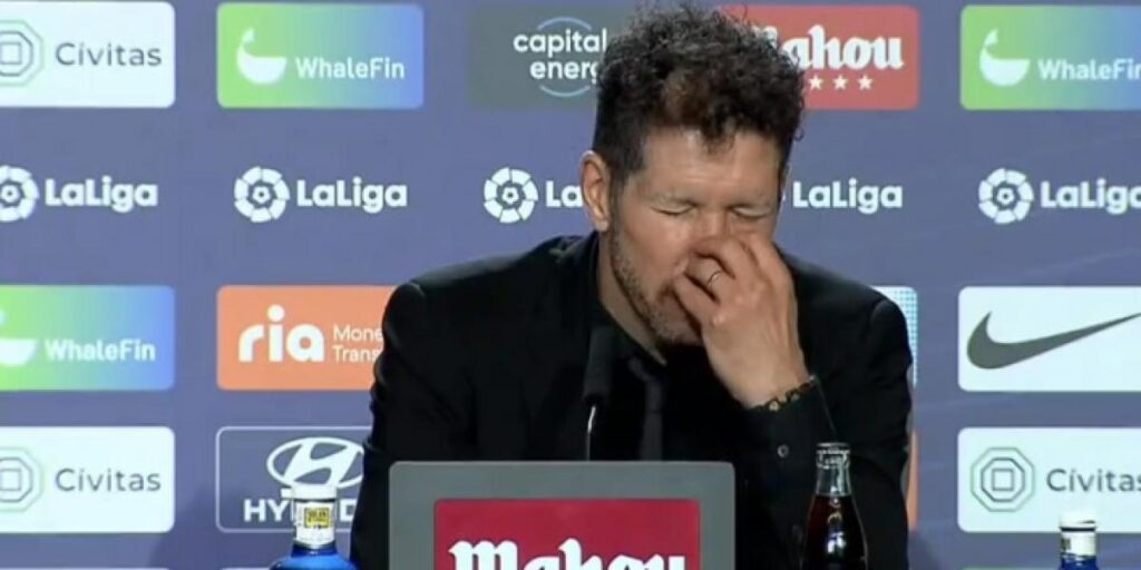 La actitud que denota el agotamiento de Simeone