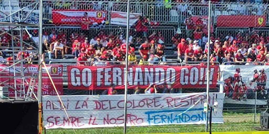 La afición de Ferrari no olvida a Fernando Alonso y el asturiano responde