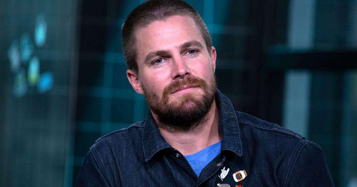 La estrella de Arrow, Stephen Amell, demanda a un vecino por administrar un negocio ilegal de adopción de animales