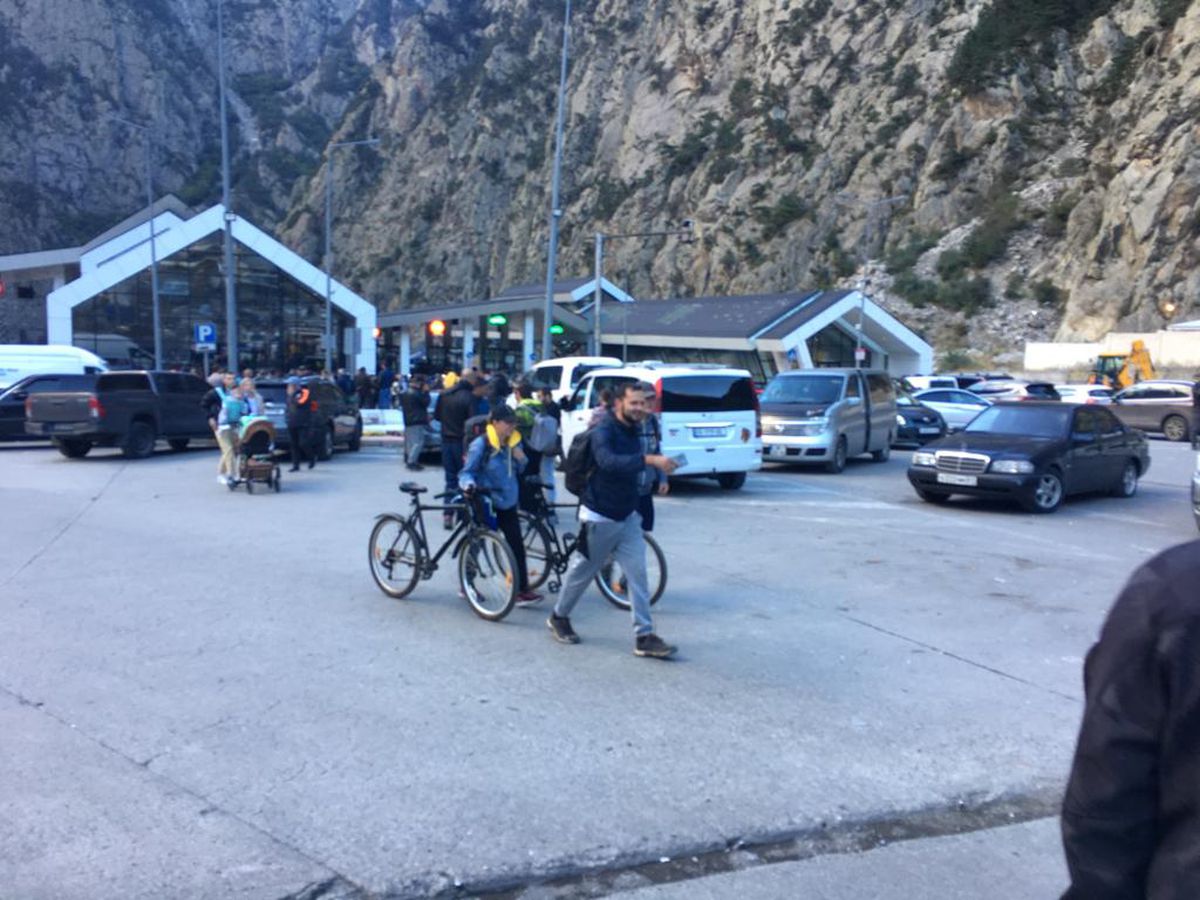 La movilización que Putin no quería: jóvenes que huyen del llamamiento a la guerra hasta en bicicleta