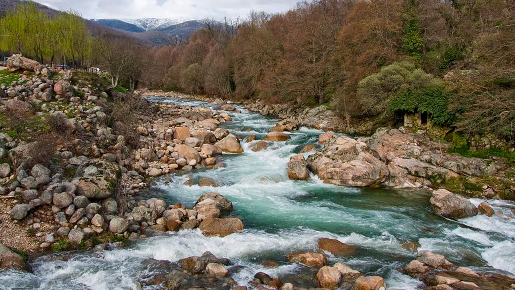 La piscina natural de Extremadura con aguas cristalinas para disfrutar un fin de semana