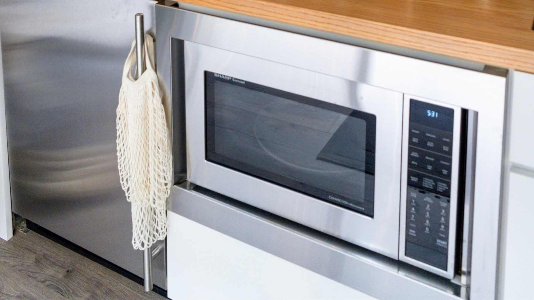 La razón por la que debes meter una cuchara metálica en el microondas